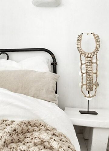 Etnische ketting op standaard