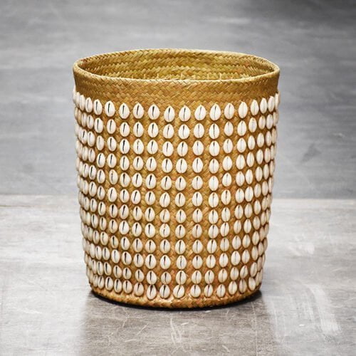 Mand met schelpen
