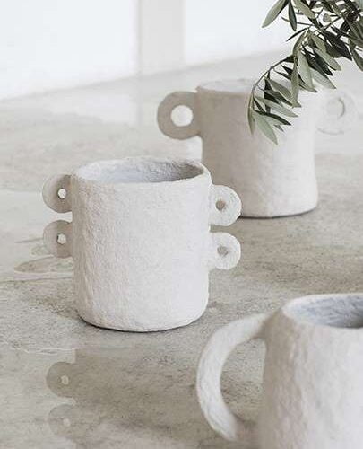 Pot papier-marché met kleine oren.